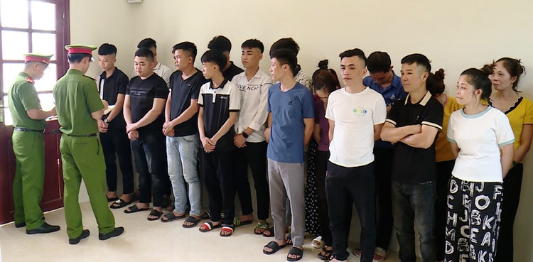 Các đối tượng lừa đảo tại cơ quan chức năng. Ảnh: Công an Tỉnh Thanh Hóa Các đối tượng lừa đảo tại cơ quan chức năng. Ảnh: Công an Tỉnh Thanh Hóa