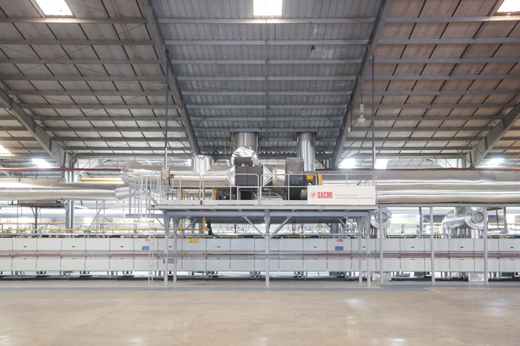 Việc đầu tư vào dây chuyền sản xuất Sacmi Continua+ là một phần trong chiến lược phát triển vật liệu xanh lâu dài và bền vững của Viglacera.