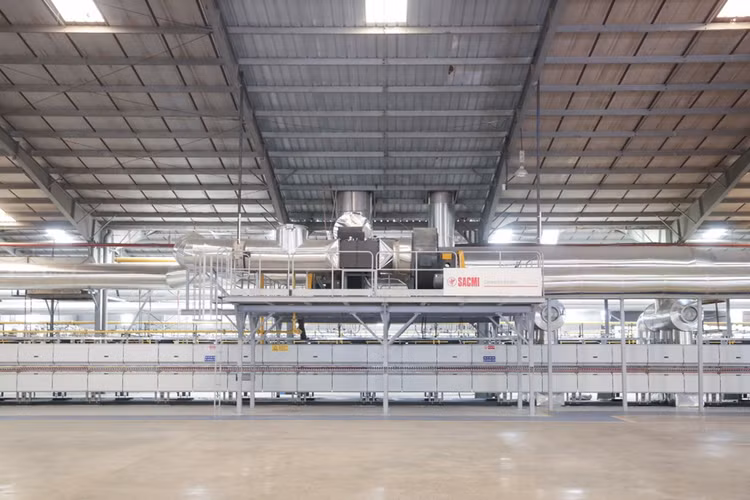 Việc đầu tư vào dây chuyền sản xuất Sacmi Continua+ là một phần trong chiến lược phát triển vật liệu xanh lâu dài và bền vững của Viglacera.