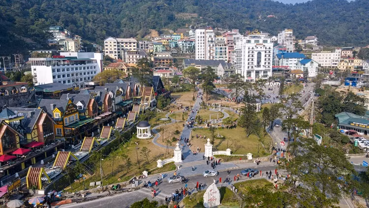 Nằm ở độ cao 900m so với mực nước biển không khí mát mẻ cùng không gian yên tĩnh, trong lành hiếm thấy ở một nơi nào khác là những điều mà các du khách có thể cảm nhận được khi đặt chân đến Tam Đảo. Du khách có thể đặt các khách sạn Tam Đảo để tiện cho việc tham quan, vui chơi và còn được thưởng thức những đặc sản nổi tiếng như su su và gà đồi. Ảnh dulich24h