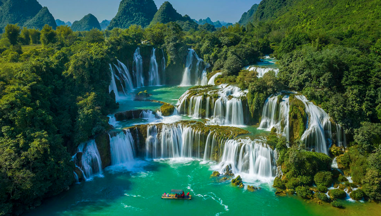 Nằm trong vườn quốc gia ba bể, hồ ba bể là một thắng cảnh tuyệt đẹp được mệnh danh là “thiên hạ đệ nhất hổ”. Chắc hẳn sẽ chẳng còn điều gì tuyệt vời hơn khi du khách tới đây sẽ được trải nghiệm cảm giác lênh đênh giữa đêm trên hồ để ngắm cảnh sông nước, núi non. Ảnh dulich24h