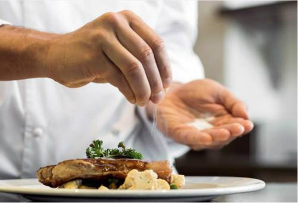 Kiểm soát lượng muối ăn hàng ngày là một trong những phương pháp giúp tăng cường chức năng thận, phòng ngừa suy thận