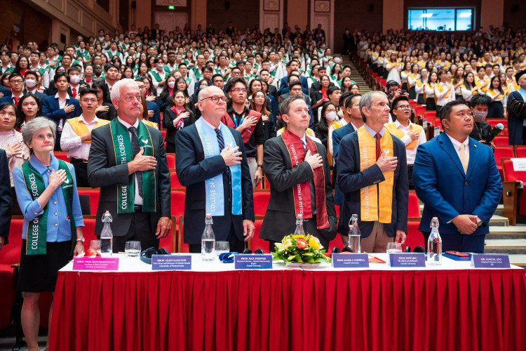 Giáo sư Glenn Gaulton, Hiệu phó kiêm Viện trưởng Viện Sức khỏe toàn cầu, trường Đại học Pennsylvania, Giám đốc Hợp tác Vingroup-UPenn; Giáo sư Max Pfeffer, Viện Khoa học Sự Sống Trường Đại học Cornell, kiêm Giám đốc Hợp tác VinUniversity-Cornell; cùng các vị Giáo sư đại diện cho Đại học Pensylvania và Đại học Cornell, 2 đối tác hàn lâm chiến lược của VinUni cũng có mặt tại Lễ khai giảng,thể hiện sự tin tưởng và ủng hộ với các chiến lược của nhà trường.