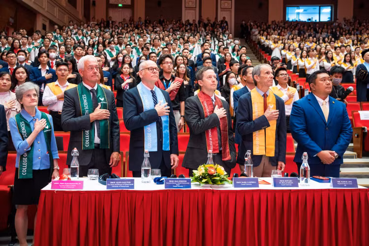 Giáo sư Glenn Gaulton, Hiệu phó kiêm Viện trưởng Viện Sức khỏe toàn cầu, trường Đại học Pennsylvania, Giám đốc Hợp tác Vingroup-UPenn; Giáo sư Max Pfeffer, Viện Khoa học Sự Sống Trường Đại học Cornell, kiêm Giám đốc Hợp tác VinUniversity-Cornell; cùng các vị Giáo sư đại diện cho Đại học Pensylvania và Đại học Cornell, 2 đối tác hàn lâm chiến lược của VinUni cũng có mặt tại Lễ khai giảng,thể hiện sự tin tưởng và ủng hộ với các chiến lược của nhà trường.