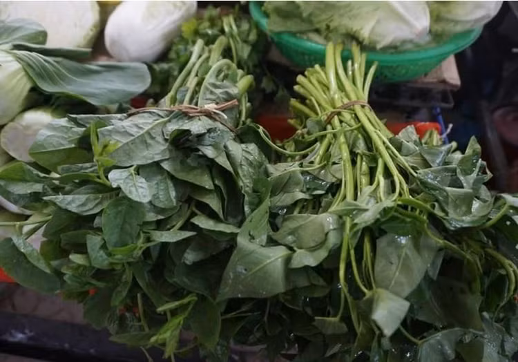 Giá rau muống, rau mồng tơi, rau ngót ngày thường có giá từ 10.000 đến 15.000 đồng/bó nay lên đến 20.000 đến 25.0000 đồng/bó.