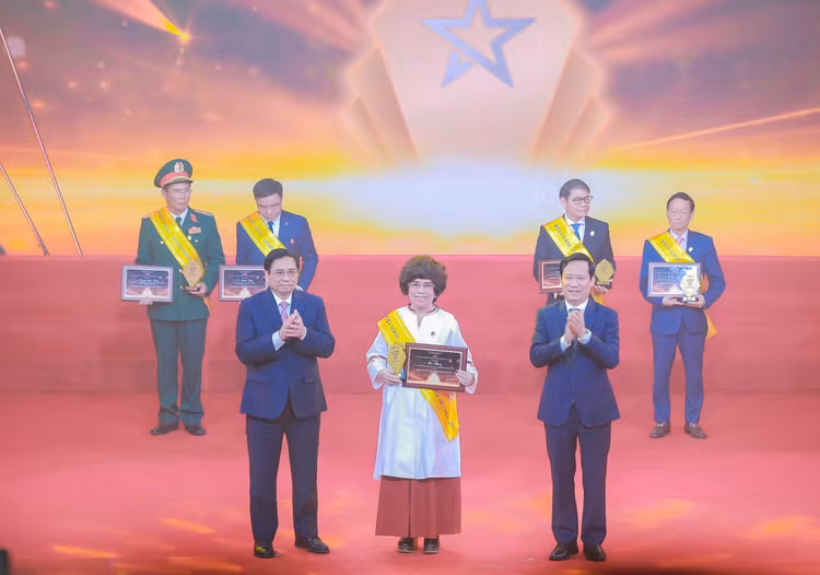 Thủ tướng Chính phủ Phạm Minh Chính trao danh hiệu Top 10 Doanh nhân Việt Nam tiêu biểu 2022 cho bà Thái Hương – Nhà sáng lập, Chủ tịch Hội đồng Chiến lược Tập đoàn TH.