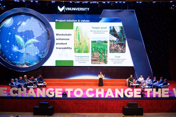 Sinh viên Trần Diễm Quỳnh (sinh viên Viện Kinh doanh quản trị) chia sẻ về những suy nghĩ của người trẻ với vấn đề truy xuất nguồn gốc lương thực và cách giải quyết của nhóm thông qua ứng dụng Blockchain.
