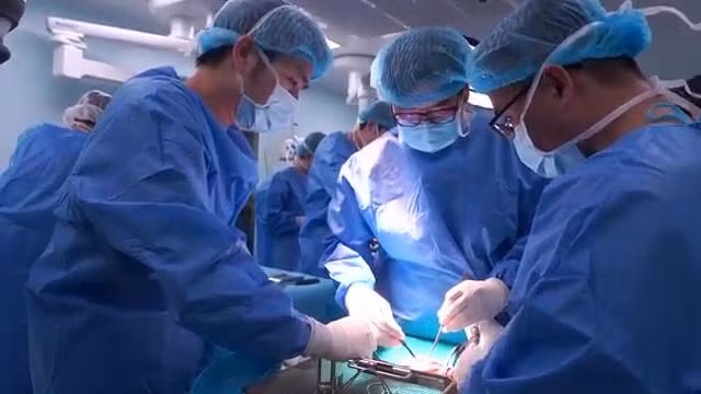 Các bác sĩ Vinmec đang sử dụng ni tơ lỏng diệt khối u và bảo tồn xương.