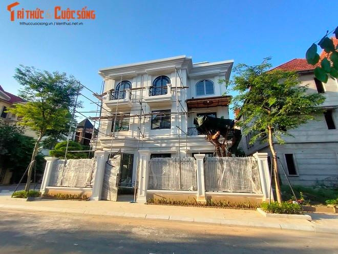 Lác đác có một số căn biệt thự đang được hoàn thiện để vào ở.