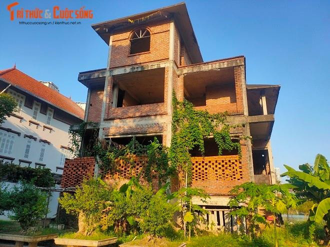 Nhiều biệt thự mới hoàn thiện phần thô phải xây bịt kín các lối ra vào để không bị xâm phạm.