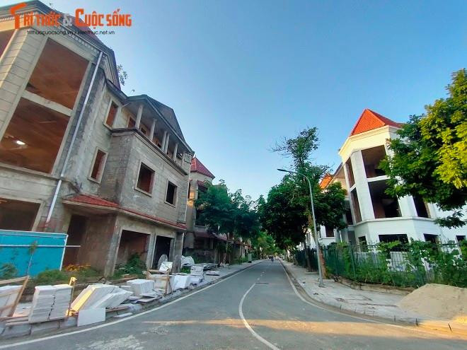 Khu biệt thự Thiên đường Bảo Sơn là một trong hai dự án cùng với Công viên giải trí Thiên đường Bảo Sơn do Công ty CP Tập đoàn Đầu tư xây dựng và Du lịch Bảo Sơn làm chủ đầu tư đã hoàn thiện và đi vào hoạt động từ năm 2008. Tuy nhiên, nhiều năm nay vẫn thưa vắng người ở.