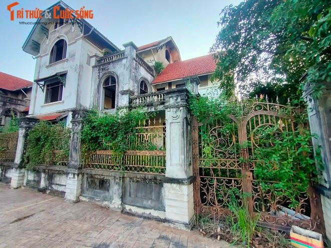 Những căn biệt thự đã hoàn thiện từ lâu cũng chung cảnh ngộ bỏ hoang vì không có người đến ở, cổng sắt hoen gỉ, cây leo quây kín.
