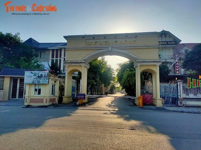 Dự án Khu đô thị Thiên đường Bảo Sơn là một phần trong tổng thể dự án xây dựng, phát triển khu đô thị mới tại An Khánh, Hà Nội. Dự án có tổng vốn đầu tư khoảng 100 triệu USD. Công trình gồm các khối văn phòng thương mại cao tầng, nhà ở cao tầng, bệnh viện, bách hóa, trường học, sân golf, khu vực vườn cây, hồ nước… Ảnh: Cổng vào bên trong khu biệt thự Thiên đường Bảo Sơn.