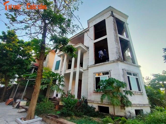 Một vài căn biệt thự được tận dụng làm nơi ở tạm của công nhân xây dựng.