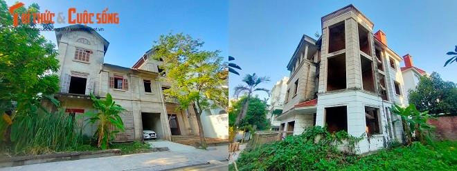 Những căn biệt thự hàng trăm mét vuông với kiểu dáng thiết kế rất đẹp, nhưng cỏ dại, dây leo bao trùm trông rất nhếch nhác.