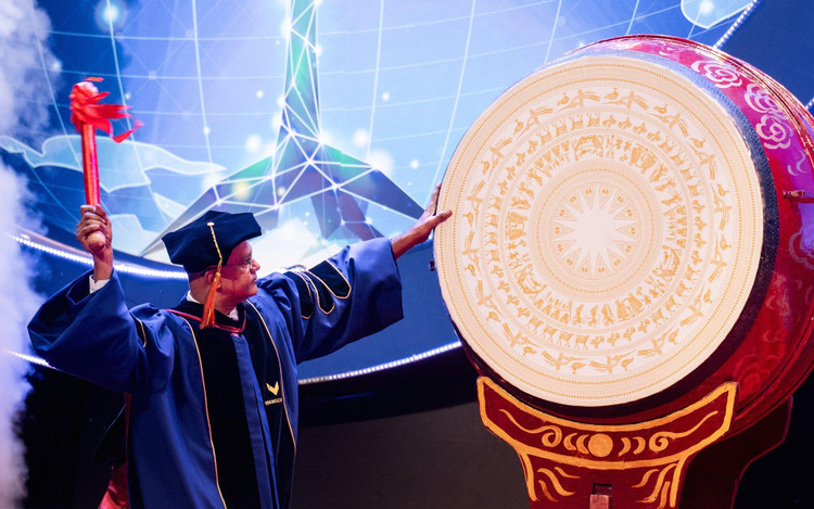 Hiệu trưởng Trường đại học VinUni – Giáo sư Rohit Verma thực hiện nghi thức quan trọng - đánh trống khai trường chào mừng năm học 2022 – 2023.