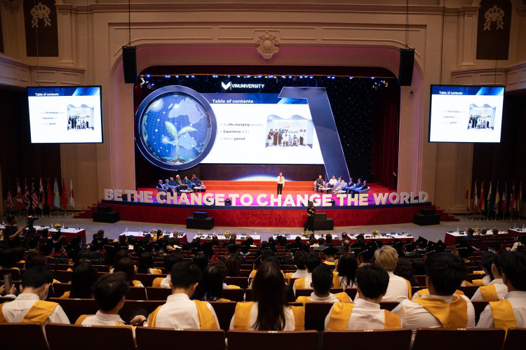 Sinh viên Dương Thế Long (Viện Kinh doanh quản trị) chia sẻ về sự trưởng thành của em khi được học hỏi cách làm việc chuyên nghiệp qua kỳ thực tập tại tập đoàn EY.