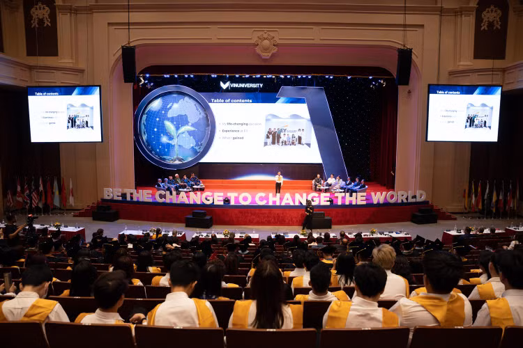 Sinh viên Dương Thế Long (Viện Kinh doanh quản trị) chia sẻ về sự trưởng thành của em khi được học hỏi cách làm việc chuyên nghiệp qua kỳ thực tập tại tập đoàn EY.