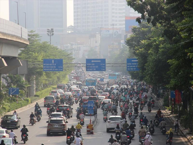 Tuyến đường Nguyễn Trãi vẫn thường xuyên ùn tắc dù được phân tách làn.