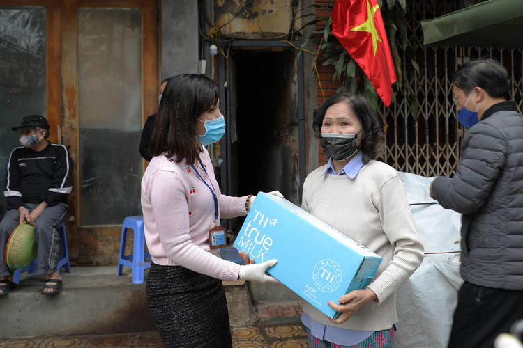 Sản phẩm TH true MILK đến với người cách ly trong đại dịch Covid-19.