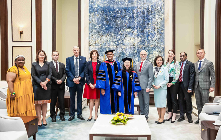 Đại diện Đại sứ đặc mệnh toàn quyền, bí thư, tham tán… các nước đến chúc mừng Khai giảng VinUni. Hiện VinUni có sinh viên đến từ 19 quốc gia theo học.