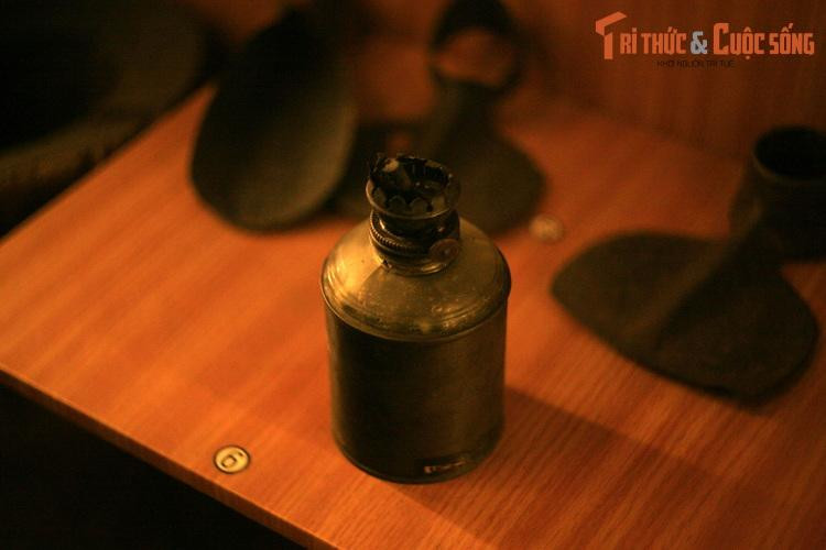 Đây cũng là nguồn cảm hứng dồi dào cho những người phụ nữ Việt Nam ngày hôm nay khẳng định vai trò của mình trong công cuộc bảo vệ, xây dựng và phát triển đất nước. Ảnh: Đèn của bà Lê Thị Vân dùng làm ám hiệu cho đồng đội vượt sông đánh địch.