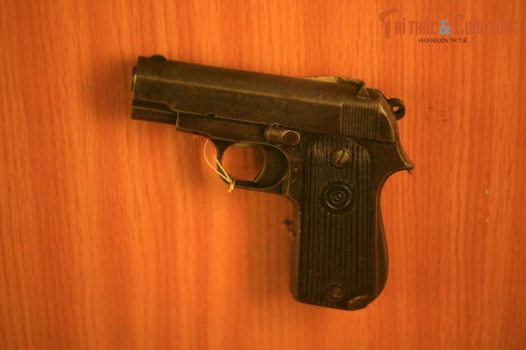 Súng ngắn colt 7.65 Bà Nguyễn Thị Ngọc Lan (Lan Mê Linh), nữ biệt động Sài Gòn dùng để diệt tên Việt gian Hiền Sĩ ngày 18/2/1946.