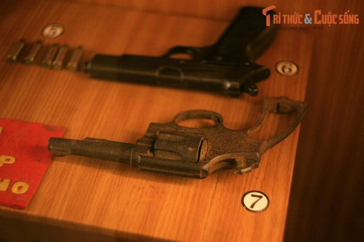 Súng ngắn MAC của nữ chiến sĩ biệt động Ngô Tú Thanh sử dụng trong chiến dịch Mậu Thân 1968 (trên) và súng Rulô bà Lê Thị Thanh sử dụng trong kháng chiến chống Mỹ (dưới).