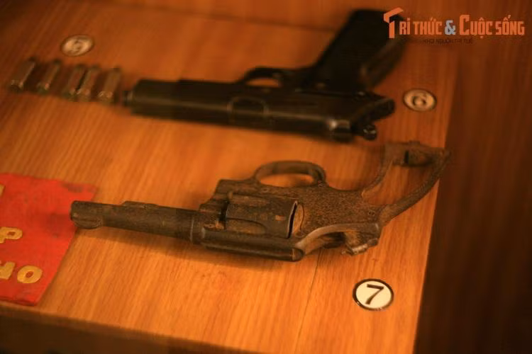Súng ngắn MAC của nữ chiến sĩ biệt động Ngô Tú Thanh sử dụng trong chiến dịch Mậu Thân 1968 (trên) và súng Rulô bà Lê Thị Thanh sử dụng trong kháng chiến chống Mỹ (dưới).