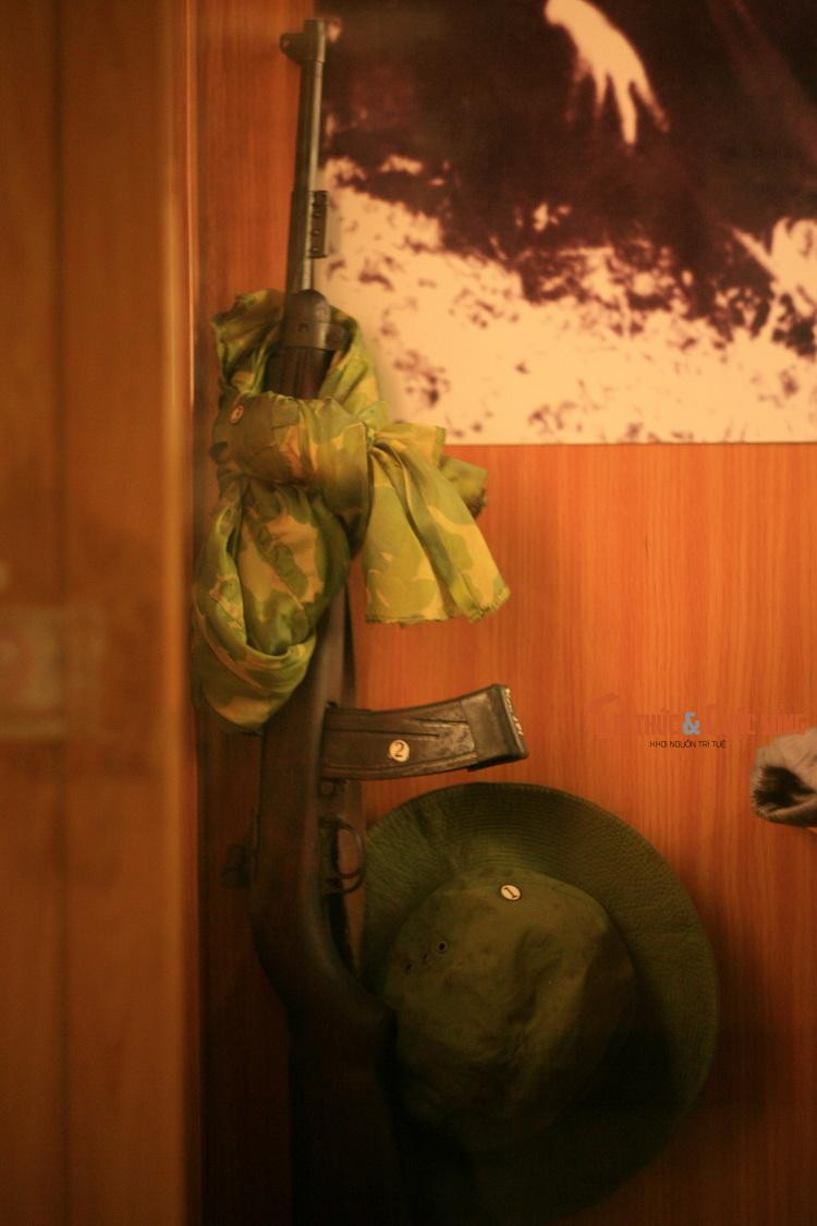 Trang bị của nữ chiến sĩ Giải phóng quân ở miền Nam Việt Nam, gồm súng các-bin, nón tai bèo,vải dù...