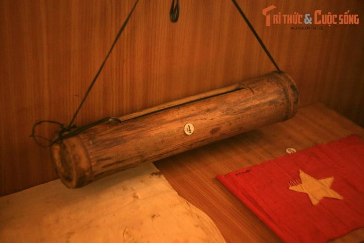 Bảo tàng khánh thành ngày 18/5/1990, có diện tích sử dụng trên 5.000 m2. Nơi đây hiện quản lý khoảng 31.360 hiện vật khác nhau cùng gần 15.000 tài liệu phim ảnh và 11.000 đầu sách về phụ nữ Nam Bộ. Ảnh: Chiếc mõ tre chị Xoa dùng để cất giấu cờ Mặt trận Giải phóng ,ảnh Bác, thư từ và dùng gõ mõ báo động.