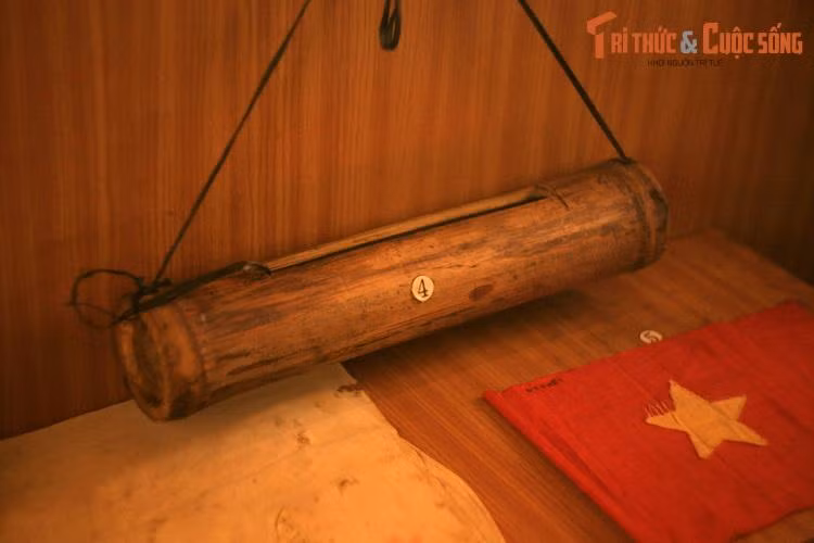 Bảo tàng khánh thành ngày 18/5/1990, có diện tích sử dụng trên 5.000 m2. Nơi đây hiện quản lý khoảng 31.360 hiện vật khác nhau cùng gần 15.000 tài liệu phim ảnh và 11.000 đầu sách về phụ nữ Nam Bộ. Ảnh: Chiếc mõ tre chị Xoa dùng để cất giấu cờ Mặt trận Giải phóng ,ảnh Bác, thư từ và dùng gõ mõ báo động.