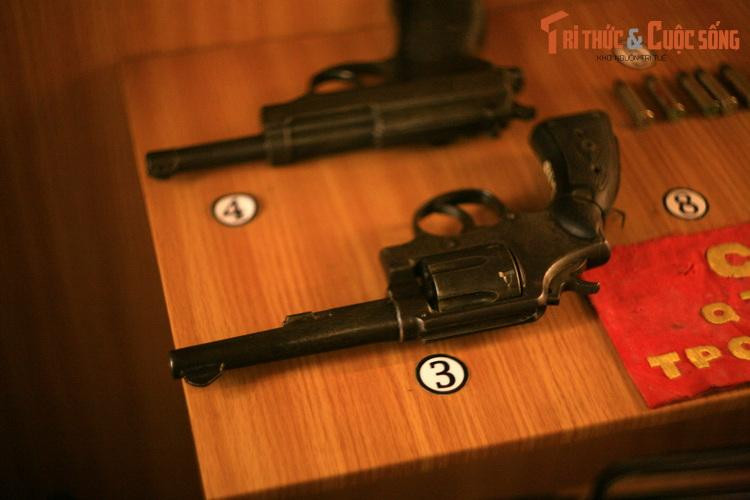 Súng ngắn P38 7808 nữ chiến sĩ biệt động Giang Lệ Hữu sử dụng trong chiến dịch Mậu Thân 1968 (trên) và súng Rulô bà Võ Thị Phục, nữ biệt động thị xã Bến Tre sử dụng trong các trận đánh nội ô từ 1967 - 1968.