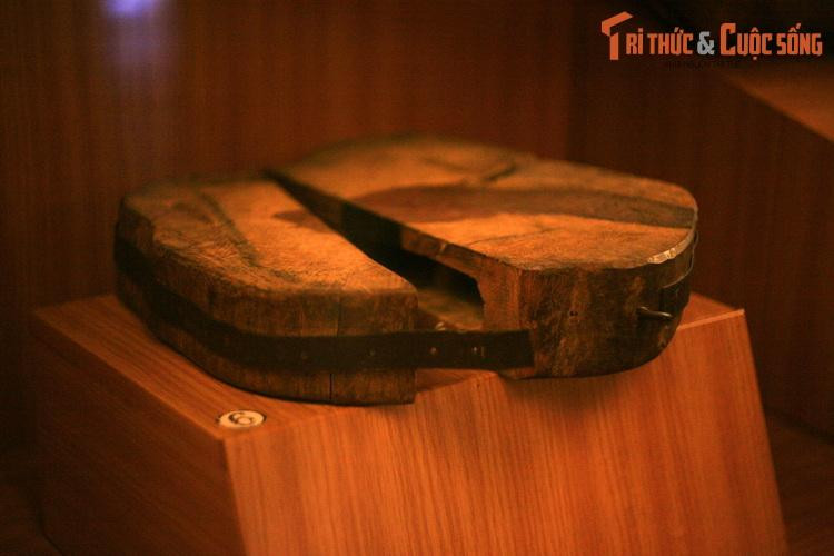 Một chiếc thớt có khoang rỗng bên trong được các nữ chiến sĩ giao liên dùng để nghi trang vận chuyển truyền đơn, thuốc men...