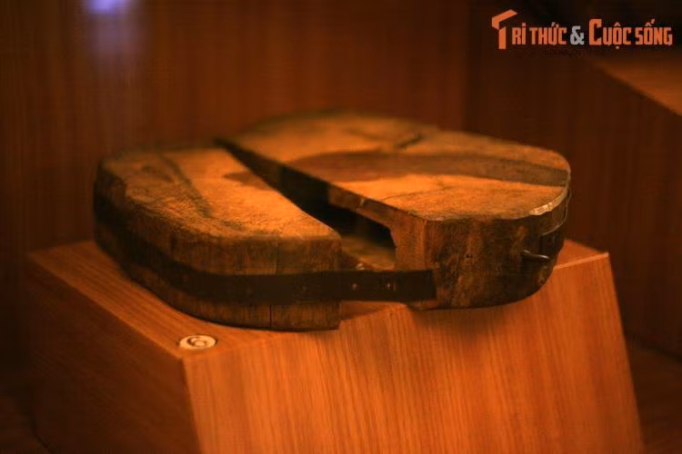 Một chiếc thớt có khoang rỗng bên trong được các nữ chiến sĩ giao liên dùng để nghi trang vận chuyển truyền đơn, thuốc men...