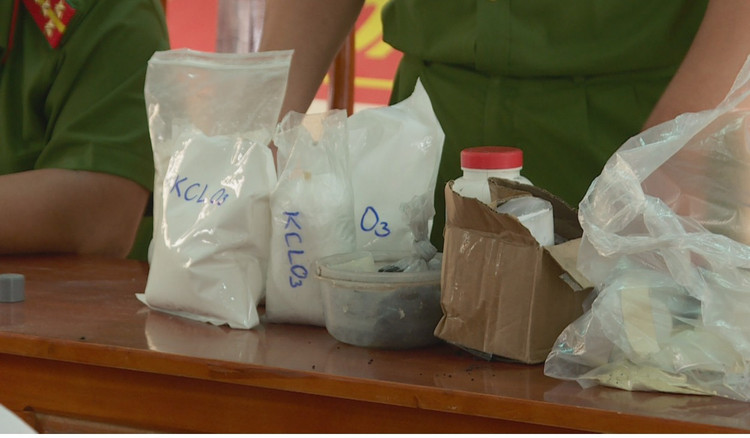 Công an huyện Krông Pắk thu giữ lượng lớn hoá chất chế tạo pháo.