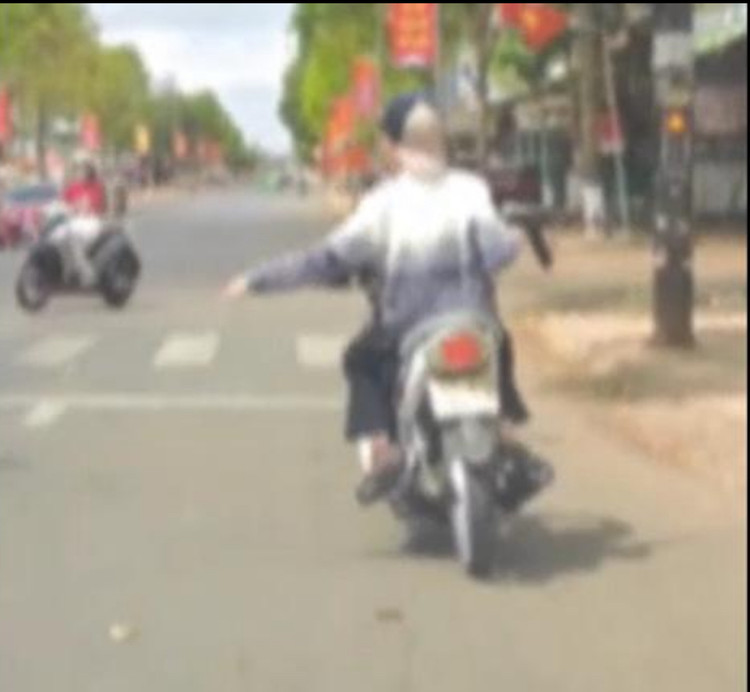 Hai thiếu niên vượt đèn đỏ, mang theo khẩu súng nhựa. Ảnh cắt từ clip