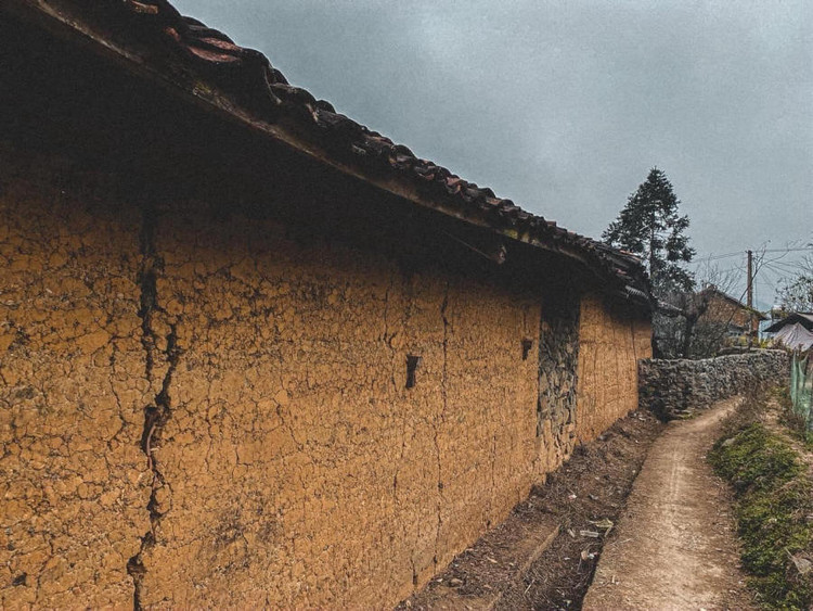 Những bức tường nứt nẻ, cũ kỹ đã trở thành nét đặc sắc của những ngôi làng cổ trên vùng cao nguyên đá nơi đây. Ảnh miavn