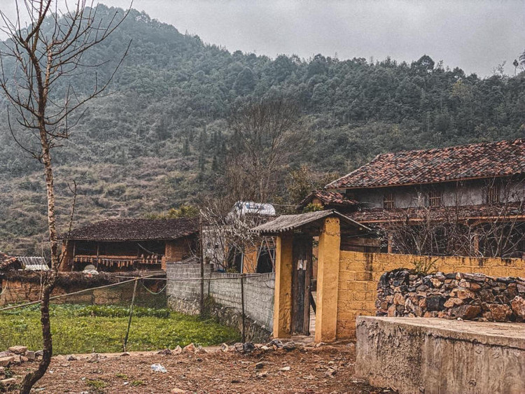 Giữa núi rừng hùng vĩ, bao la, hình ảnh ngôi làng nép mình ẩn hiện trong màn sương sớm càng tô điểm thêm cho cảnh sắc nơi này. Ảnh miavn