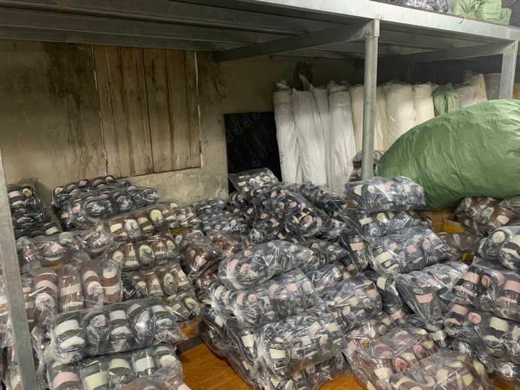 Những sản phẩm dép da chuẩn bị được đưa ra thị trường. Ảnh: Thu Hương