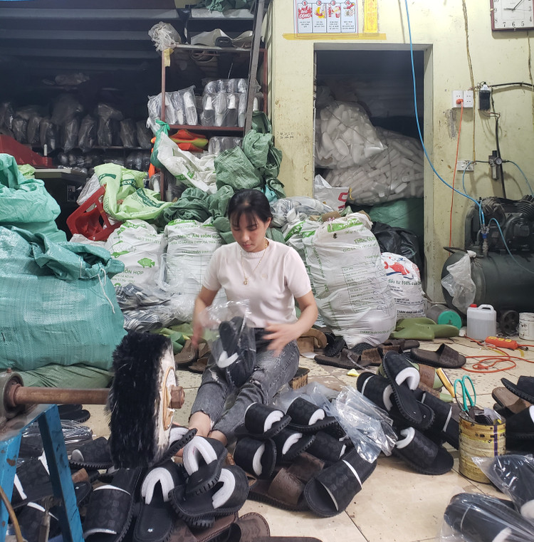 Khâu đóng gói sản phẩm tại làng Giẽ Hạ Ảnh: Thu Hương