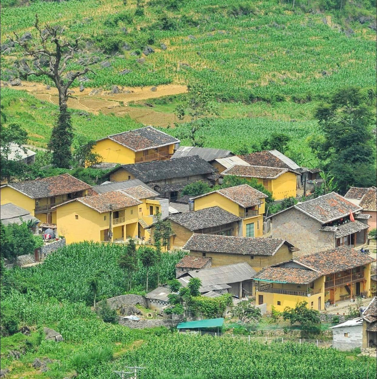 Giữa bao la núi rừng trùng điệp nơi cực Bắc Tổ quốc, thôn Lô Lô Chải, chỉ cách Cột Cờ Lũng Cú khoảng 1km, nơi sinh sống của phần lớn đồng bào người Lô Lô (một trong những dân tộc rất ít người ở Việt Nam) hiện lên bình yên, thơ mộng, cổ kính với những ngôi nhà cổ hàng trăm tuổi, nhà trình tường, mái ngói âm dương, hàng rào đá. Ảnh miavn