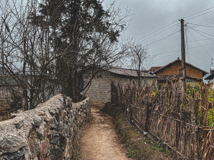 Đường vào Làng Lô Lô Chải không quá khó khăn nhưng nhỏ hẹp và hoang vắng. Ảnh miavn