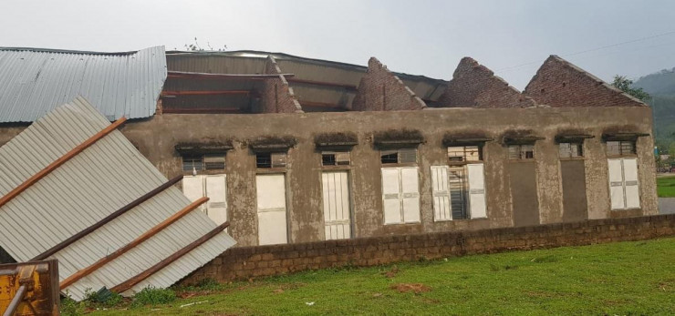 Lốc xoáy, mưa đá làm thiệt hại về nhà cửa. Ảnh dantri