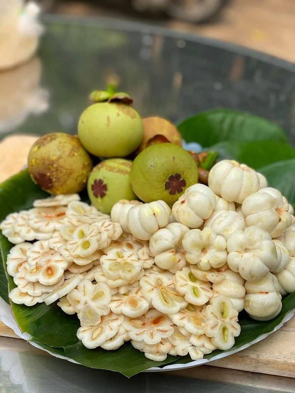 Măng cụt xanh đã gọt vỏ giá 350.000 - 550.000 đồng/kg.