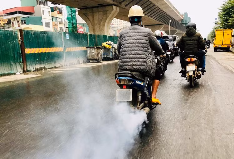Khí thải xe máy gây ô nhiễm môi trường.