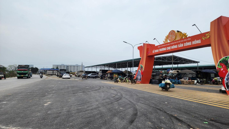 Chợ nông sản Sông Hồng hoạt động không phép. Chợ nông sản Sông Hồng hoạt động không phép.