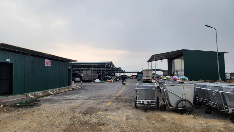 Chợ nông sản Sông Hồng hoạt động khi chưa đủ điều kiện về giấy phép xây dựng, môi trường, PCCC... Chợ nông sản Sông Hồng hoạt động khi chưa đủ điều kiện về giấy phép xây dựng, môi trường, PCCC...