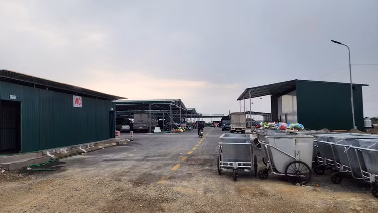 Chợ nông sản Sông Hồng hoạt động khi chưa đủ điều kiện về giấy phép xây dựng, môi trường, PCCC...