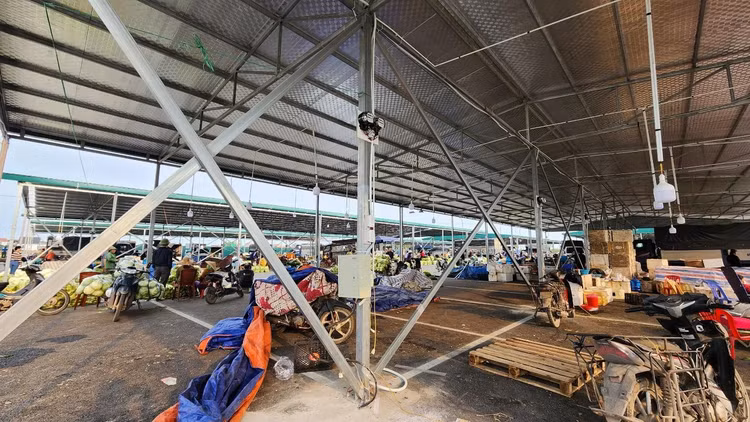 Nguy cơ cháy nổ thường trực tại khu chợ khi hệ thống điện không bảo đảm quy định.